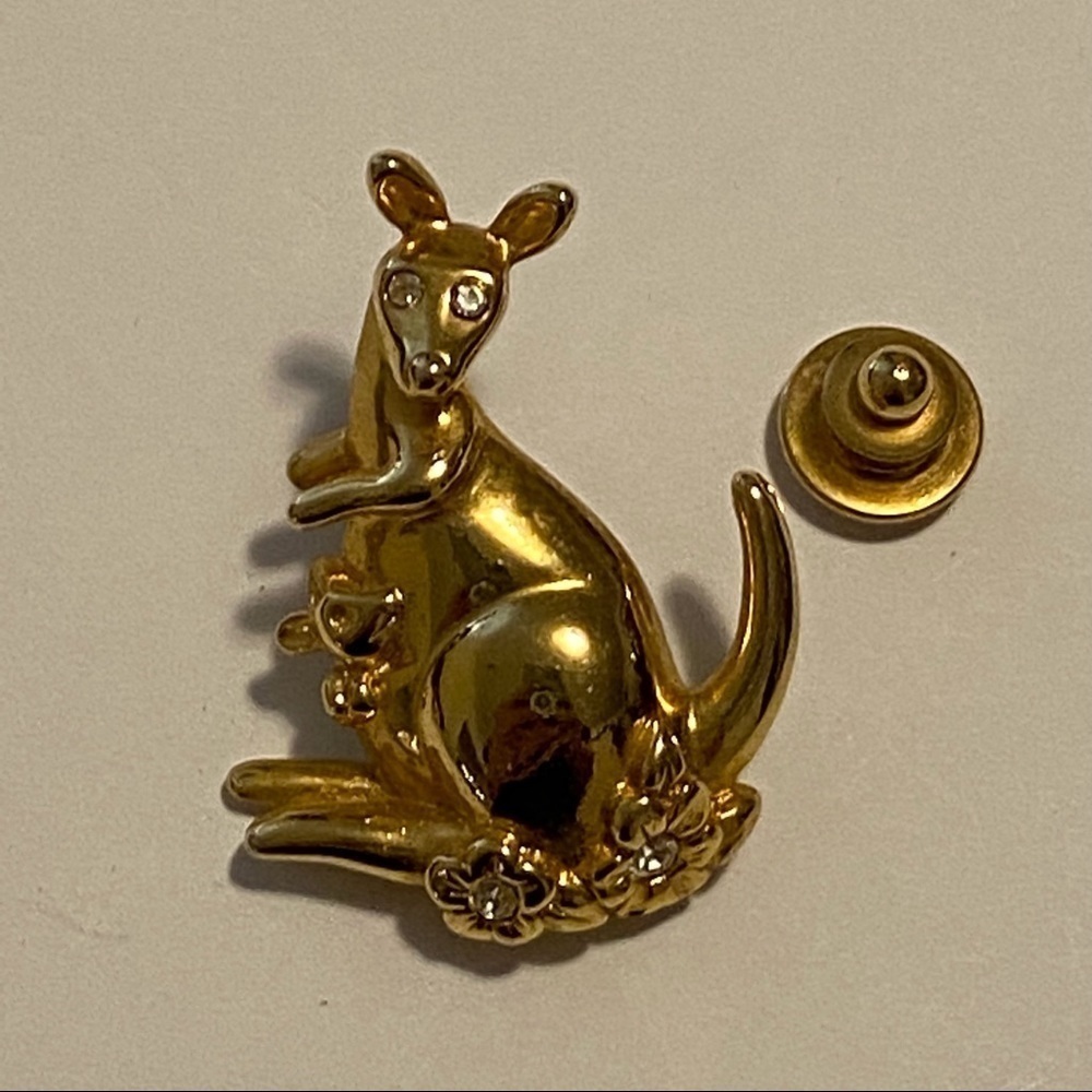 VINTAGE AVON KANGAROO WITH BABY JOEY BROOCH PIN